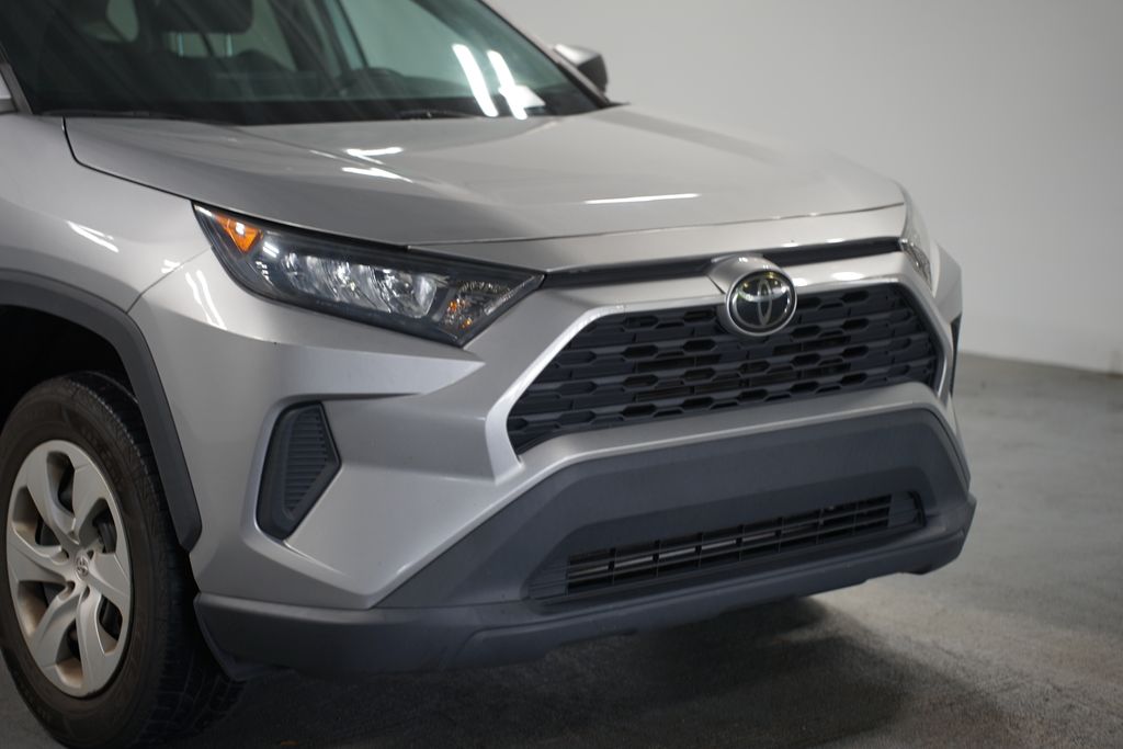 2021 Toyota RAV4 LE 4