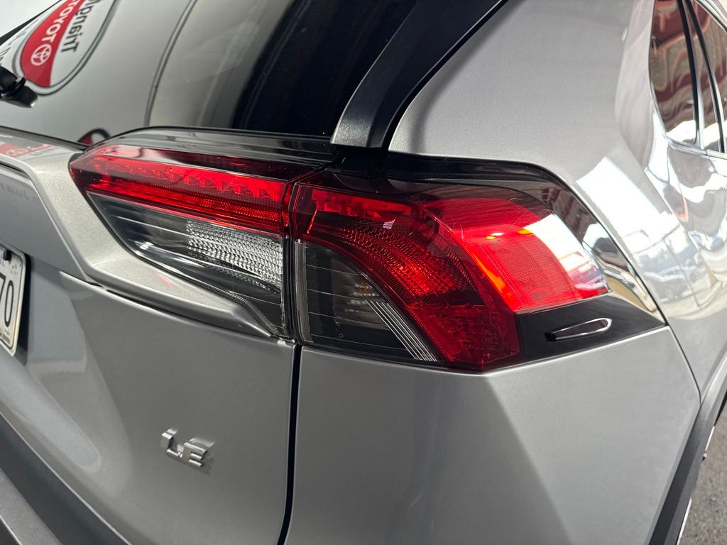 Thumbnail: 2019 Toyota RAV4 - 17