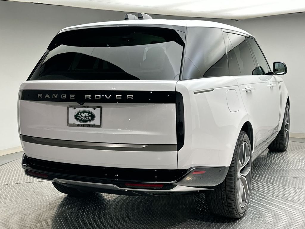 2025 Land Rover Range Rover SE 2