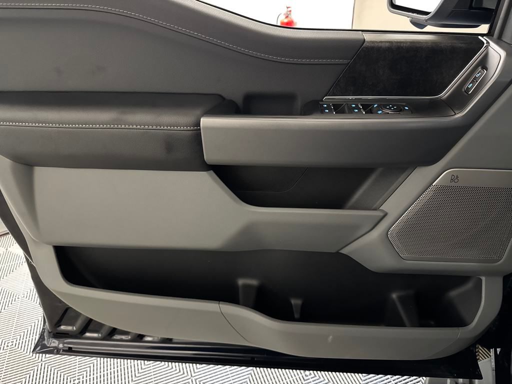 2025 Ford F-150 Lightning photo 16