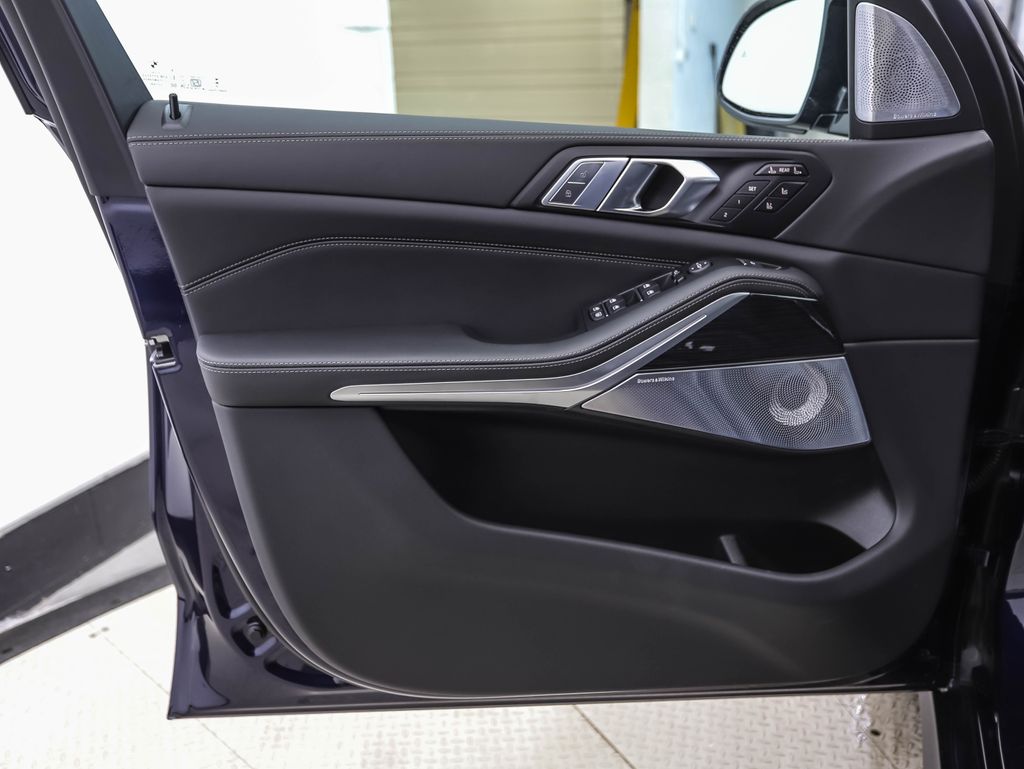 Thumbnail: 2026 BMW X7 - 9