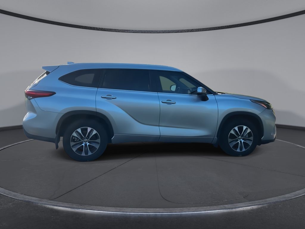 Thumbnail: 2023 Toyota Highlander - 9