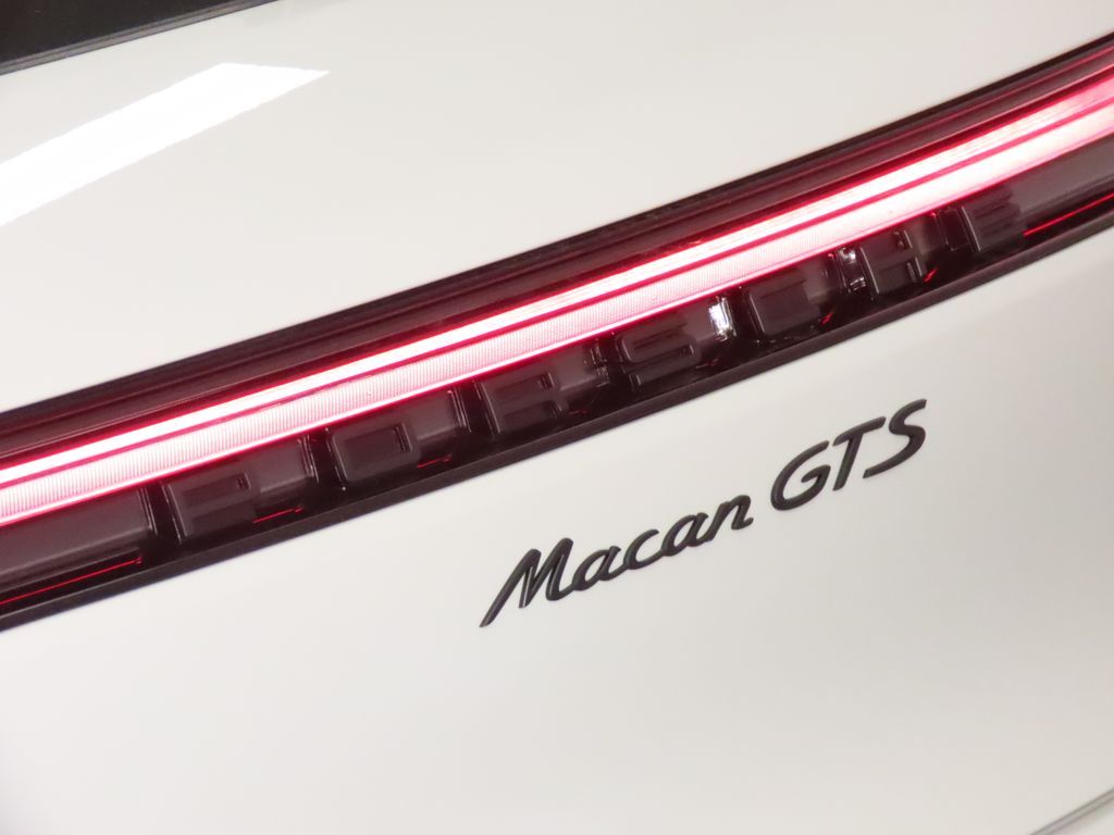 Thumbnail: 2026 Porsche Macan - 12