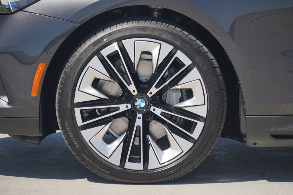 Thumbnail: 2026 BMW i5 - 5