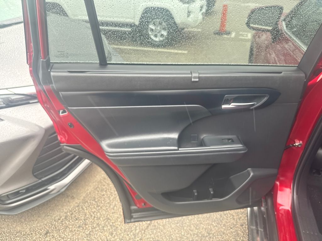 2022 Toyota Highlander XLE photo 32