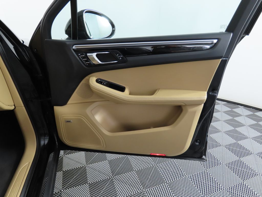 2017 Porsche Macan Base 25