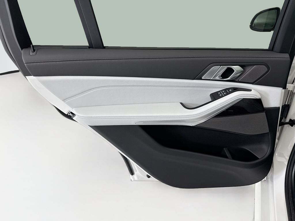 Thumbnail: 2027 BMW X7 - 26