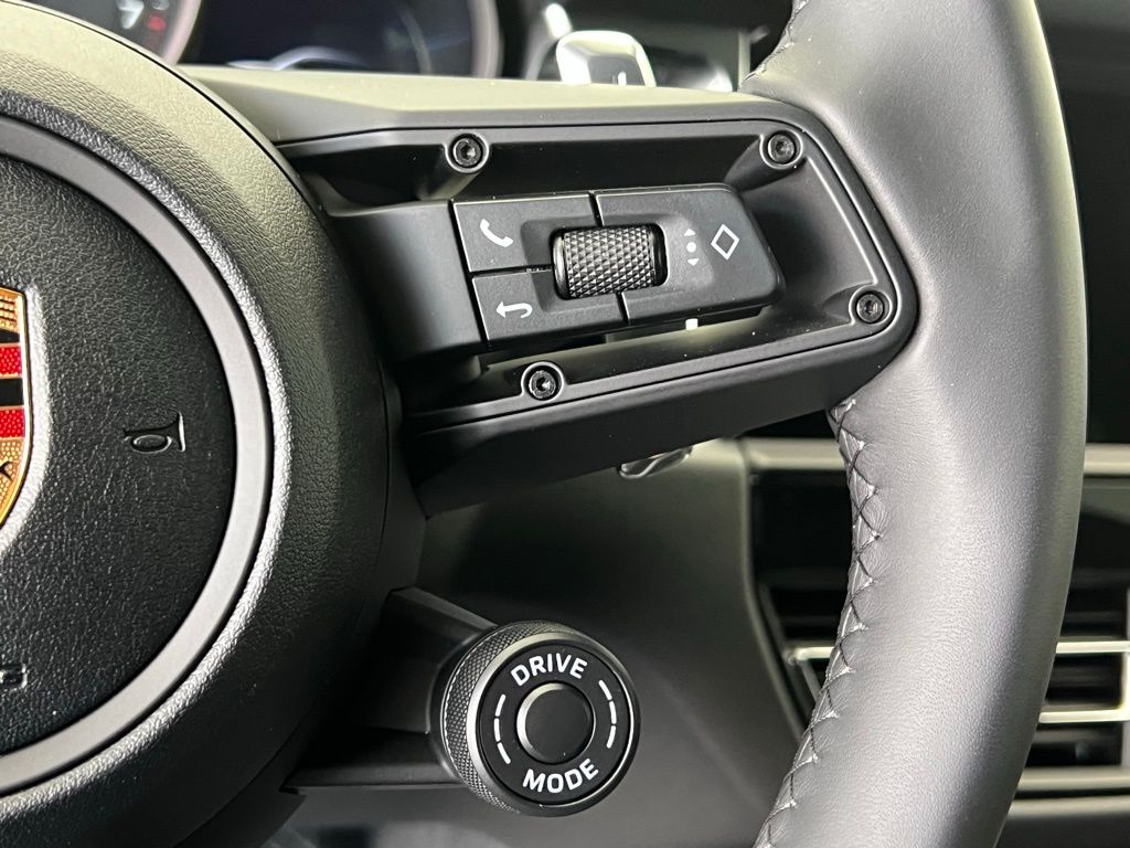 Thumbnail: 2026 Porsche Macan - 8