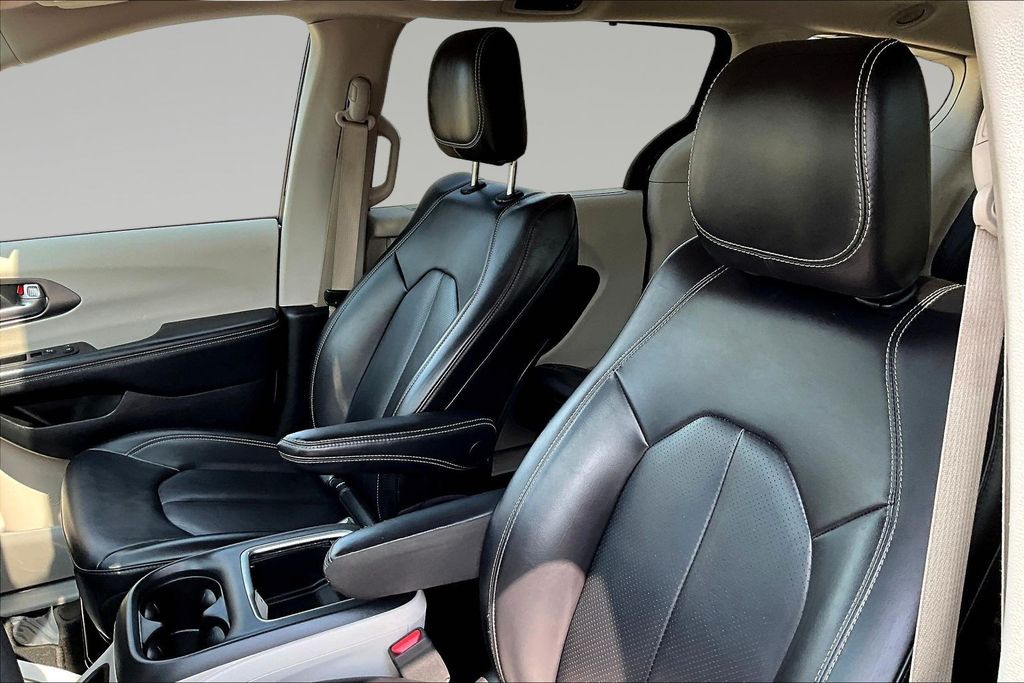 Used 2023 Chrysler Pacifica Van