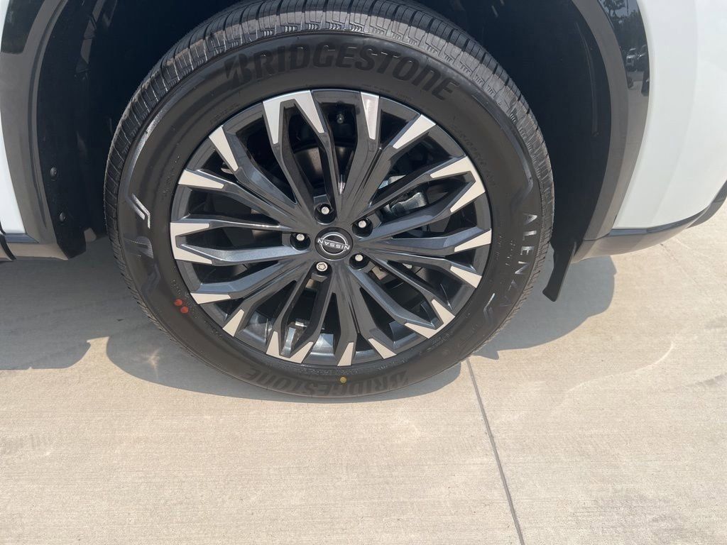 2025 Everest White Pearl/Super Black Nissan Rogue Platinum FWD SUV