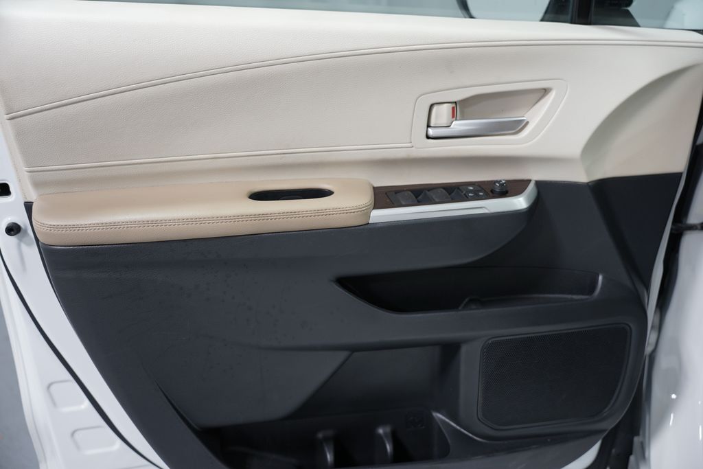 2022 Toyota Sienna XLE 32