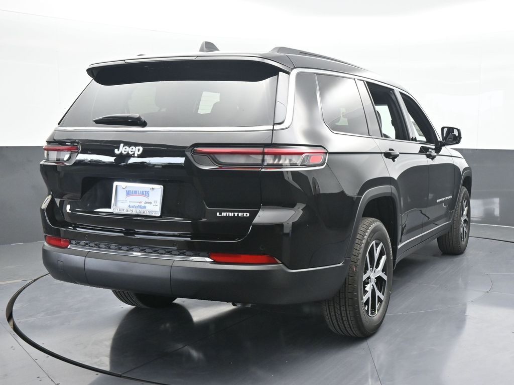 Used 2025 Diamond Black Crystal Pearlcoat Jeep Limited image 5