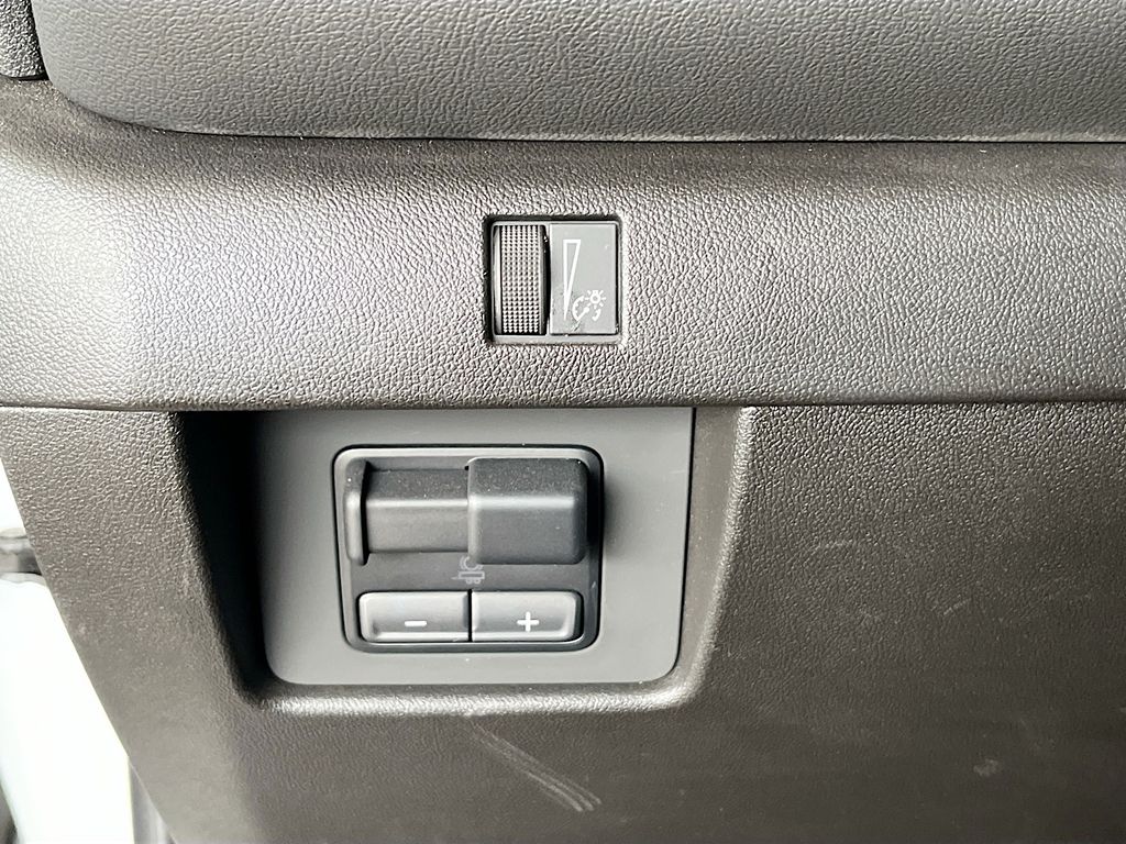 Used 2025 White Chevrolet LT image 10