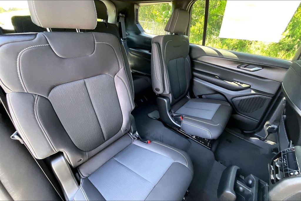 New 2026 Jeep Grand Cherokee L Laredo 4D Sport Utility