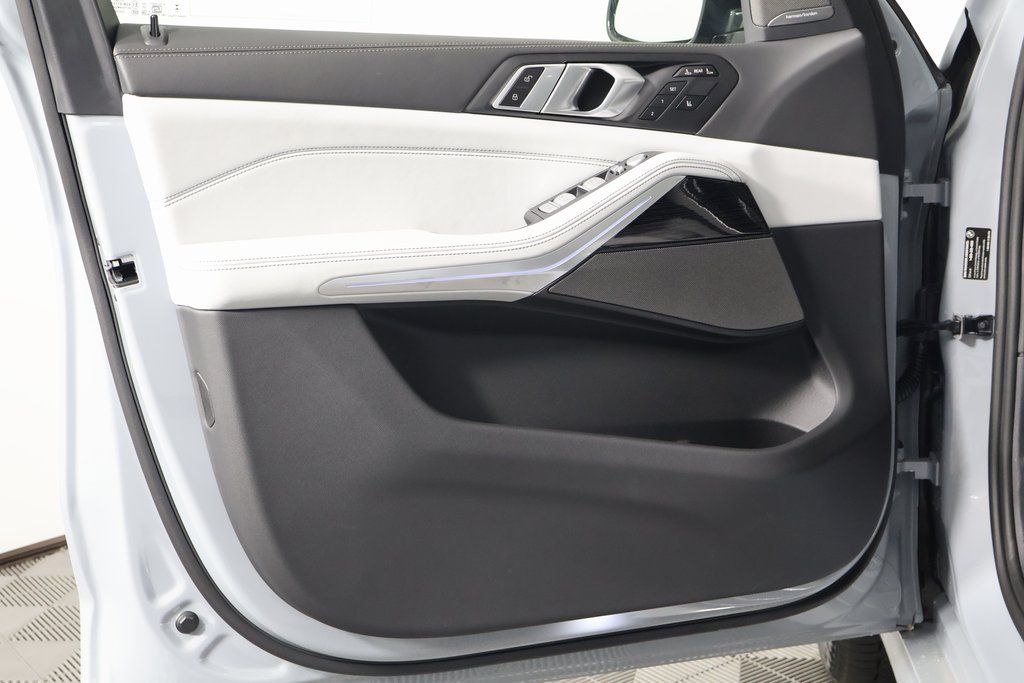 2025 BMW X7 xDrive40i 8