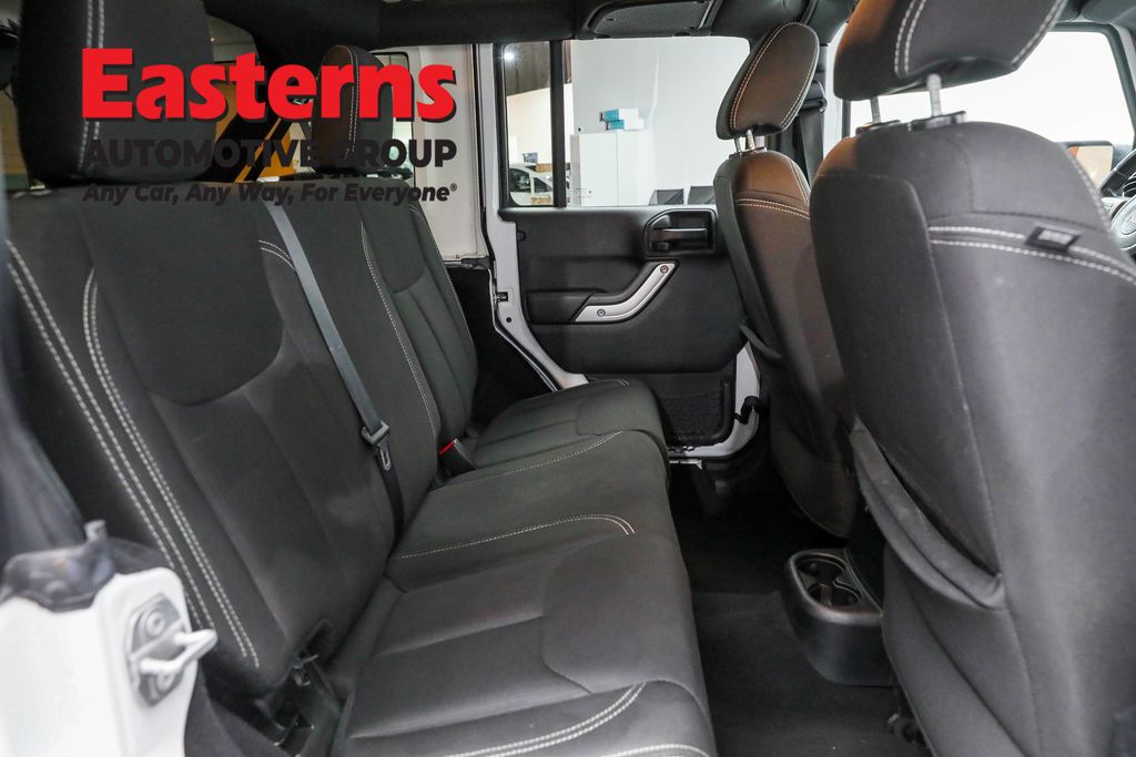 Used 2018 White Jeep Unlimited Sahara image 23