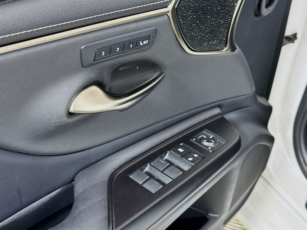 Thumbnail: 2019 Lexus ES - 18