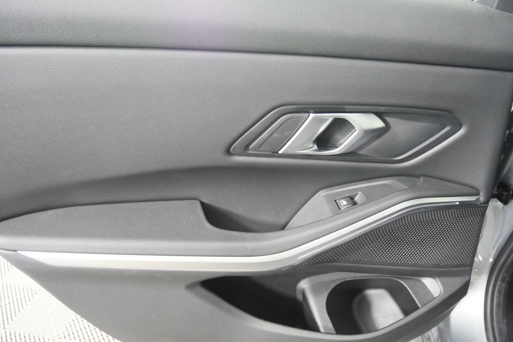 Thumbnail: 2024 BMW 3 Series - 13