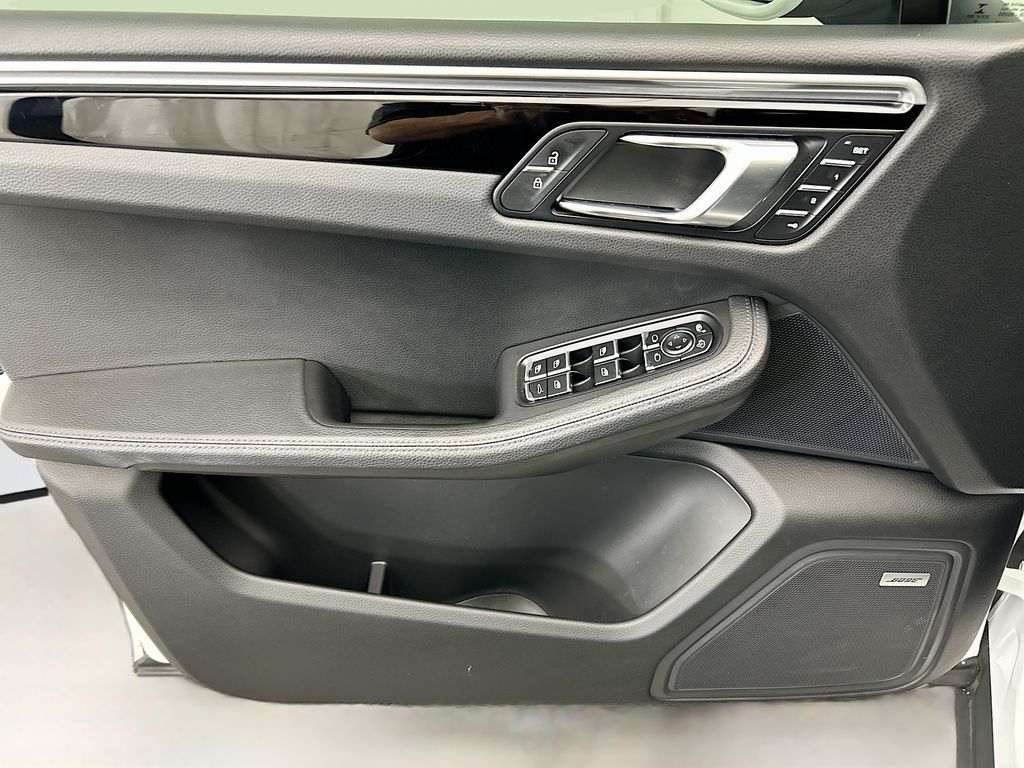 Thumbnail: 2020 Porsche Macan - 25