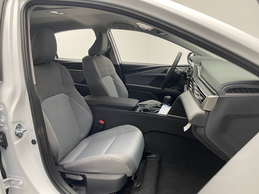 2025 Toyota Camry LE 18