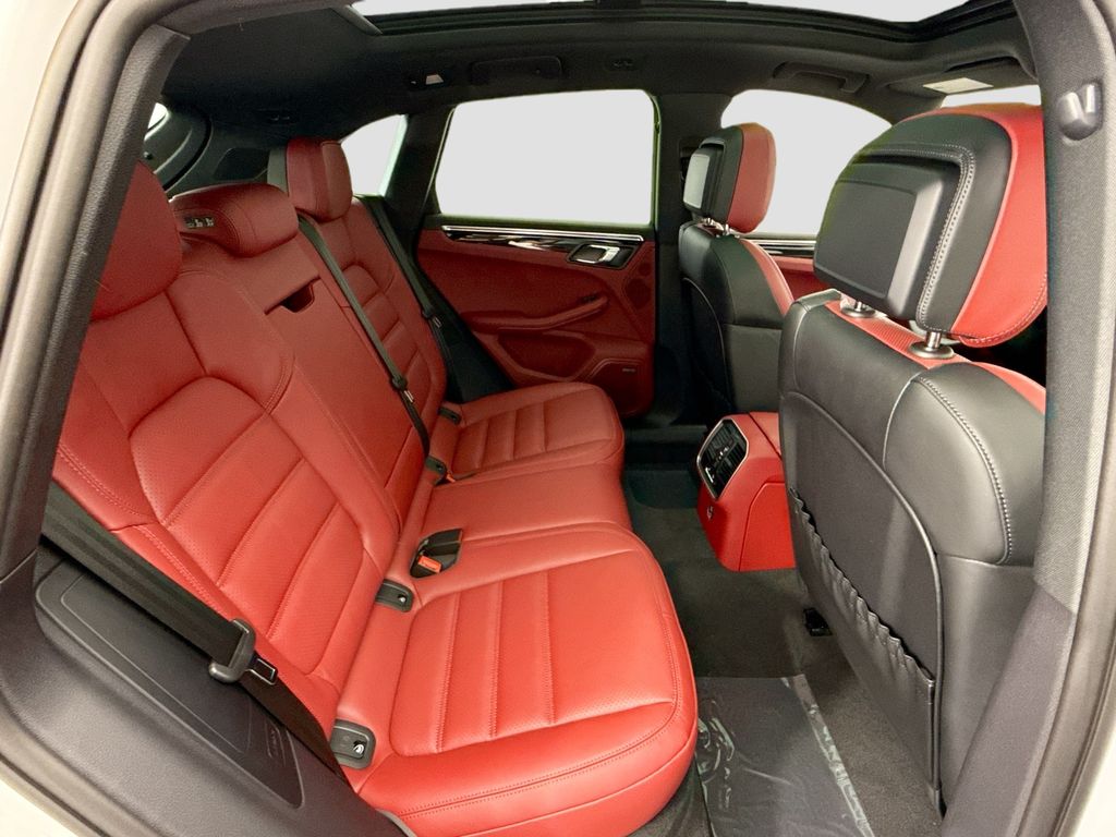 Thumbnail: 2026 Porsche Macan - 23