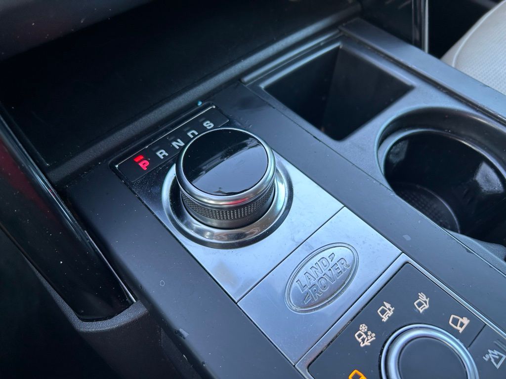 Thumbnail: 2018 Land Rover Discovery - 27