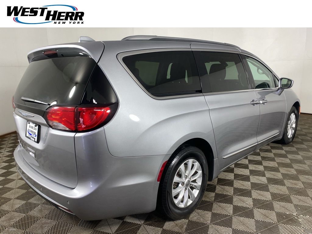 Used 2018 Silver Chrysler Touring L image 22