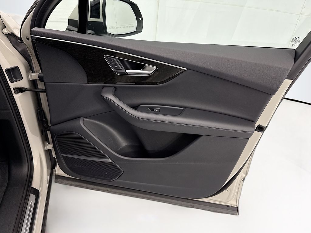 Thumbnail: 2023 Audi Q7 - 25