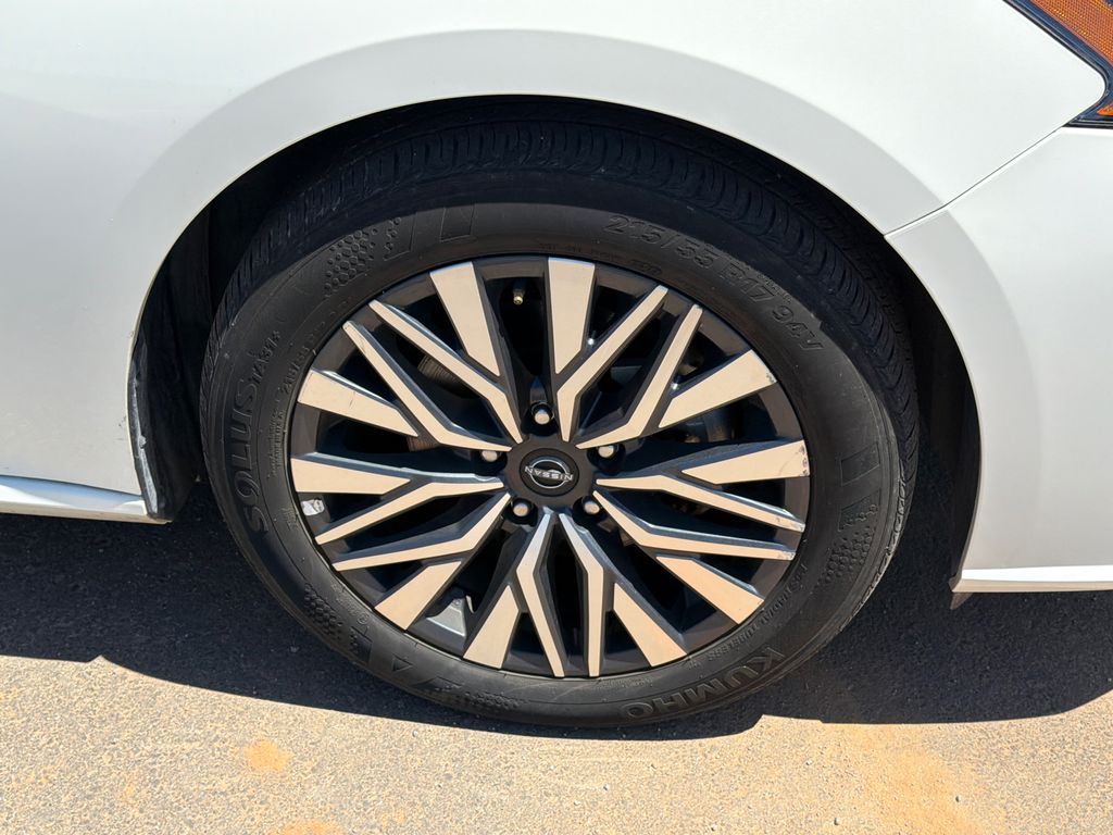 Used 2025 White Nissan 2.5 SV image 12