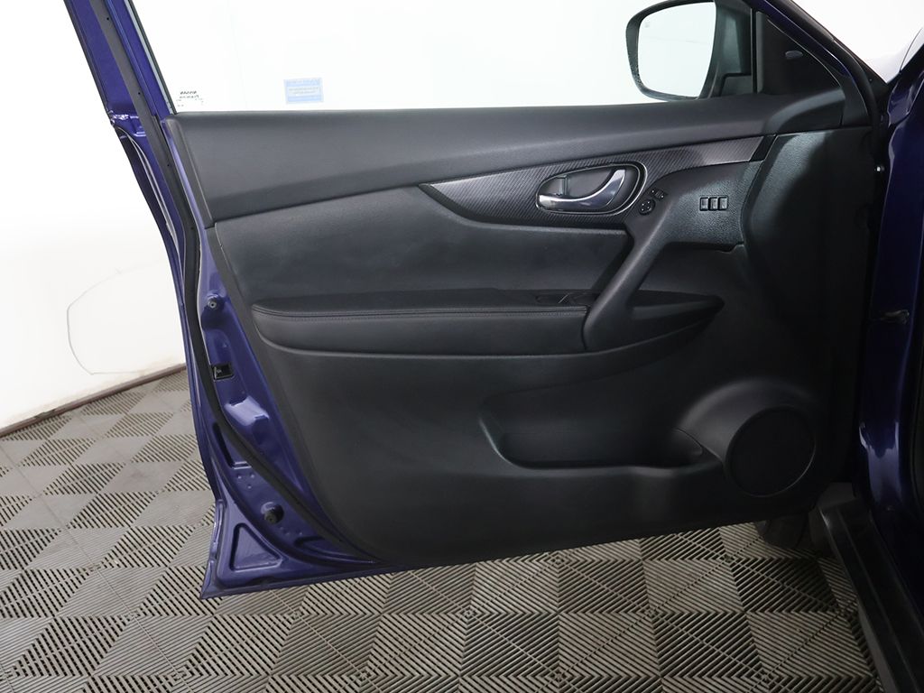 Used 2018 Blue Nissan SL image 21
