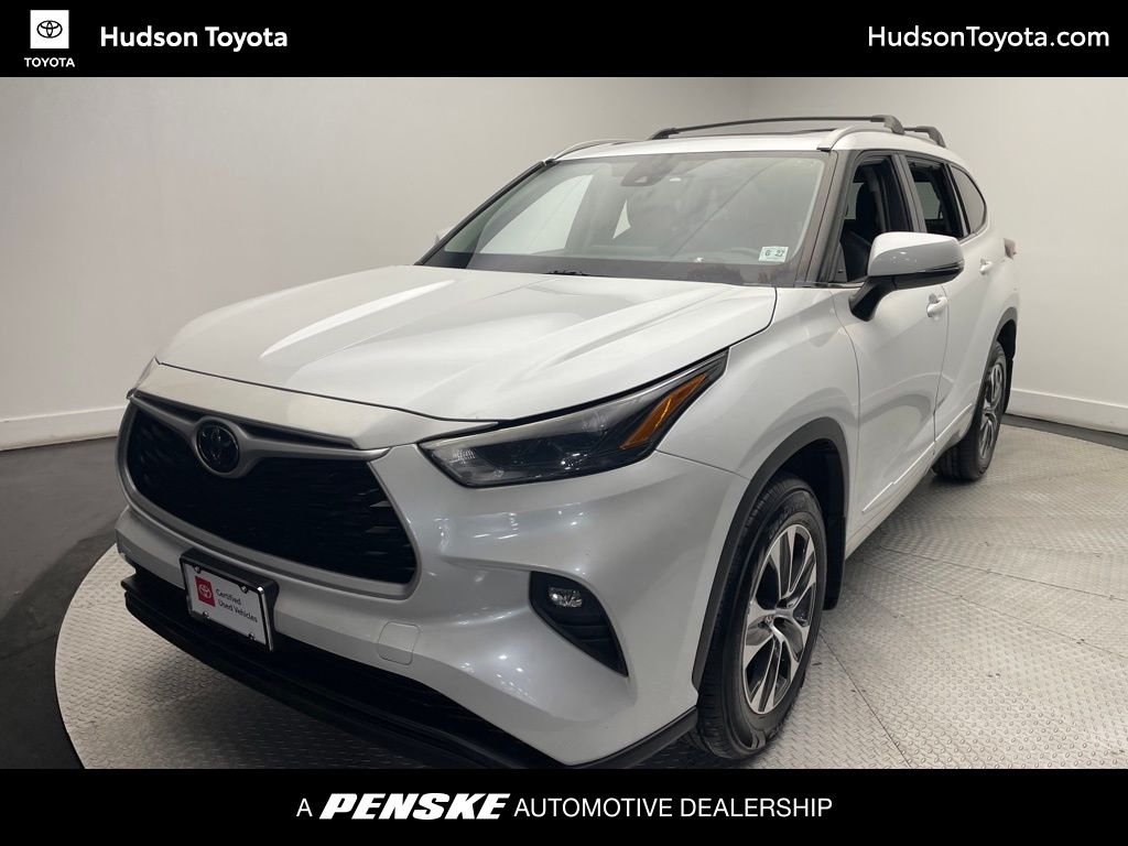 2022 Toyota Highlander XLE Hero Image