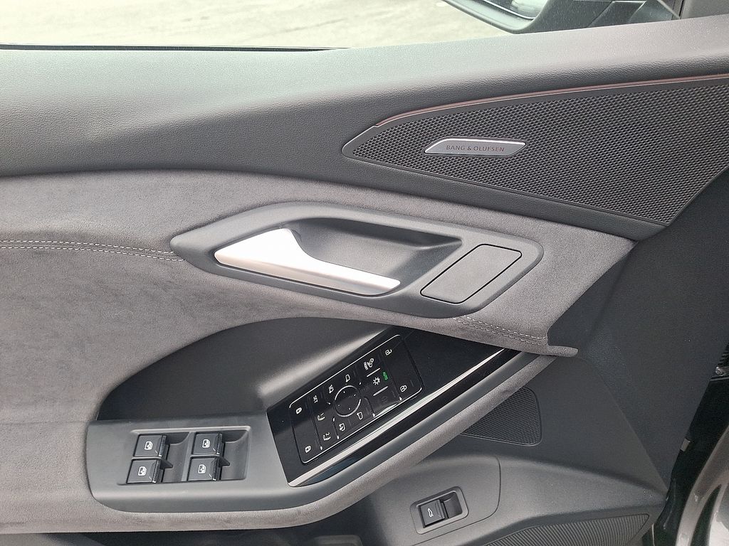 Thumbnail: 2025 Audi SQ6 e-tron - 12