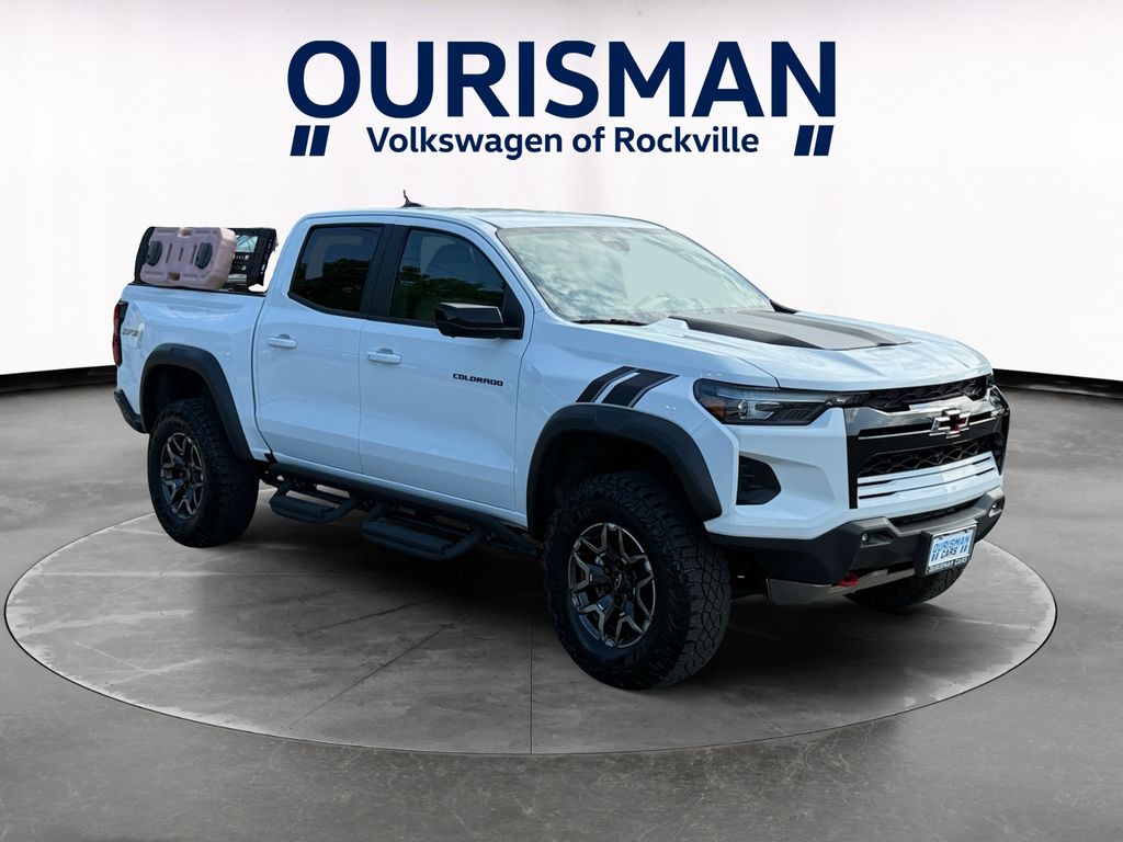 Summit White 2025 Chevrolet Colorado Pickup Truck Four-Wheel Drive 8-Speed Automatic