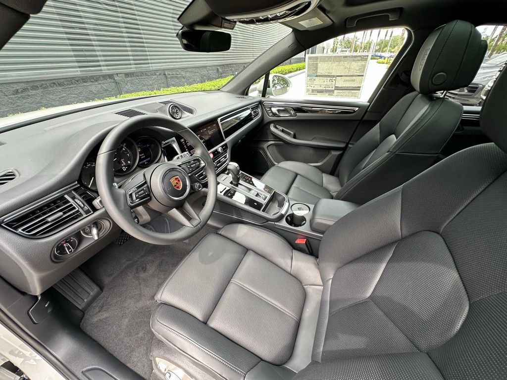 Thumbnail: 2026 Porsche Macan - 4