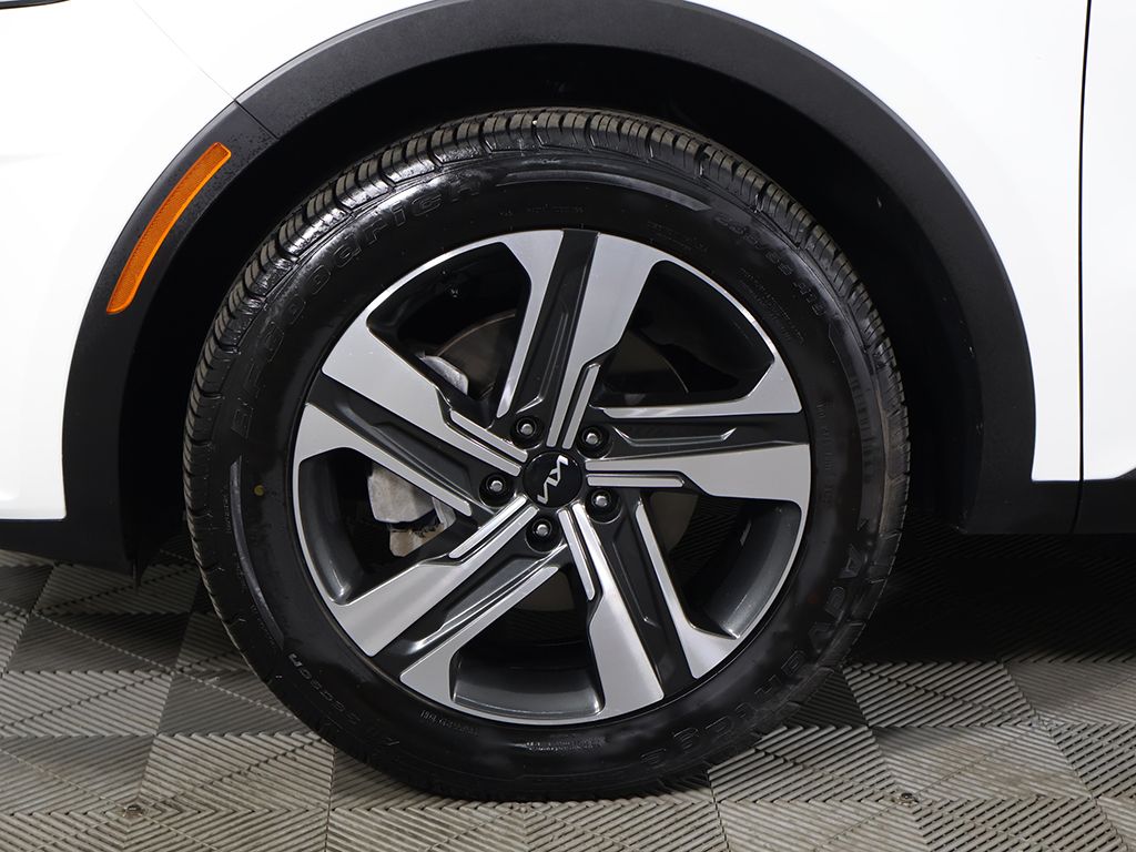 Used 2022 White Kia EX image 24