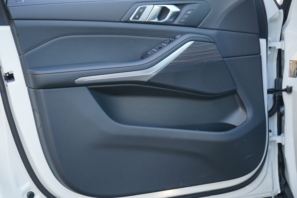 Thumbnail: 2026 BMW X5 - 9