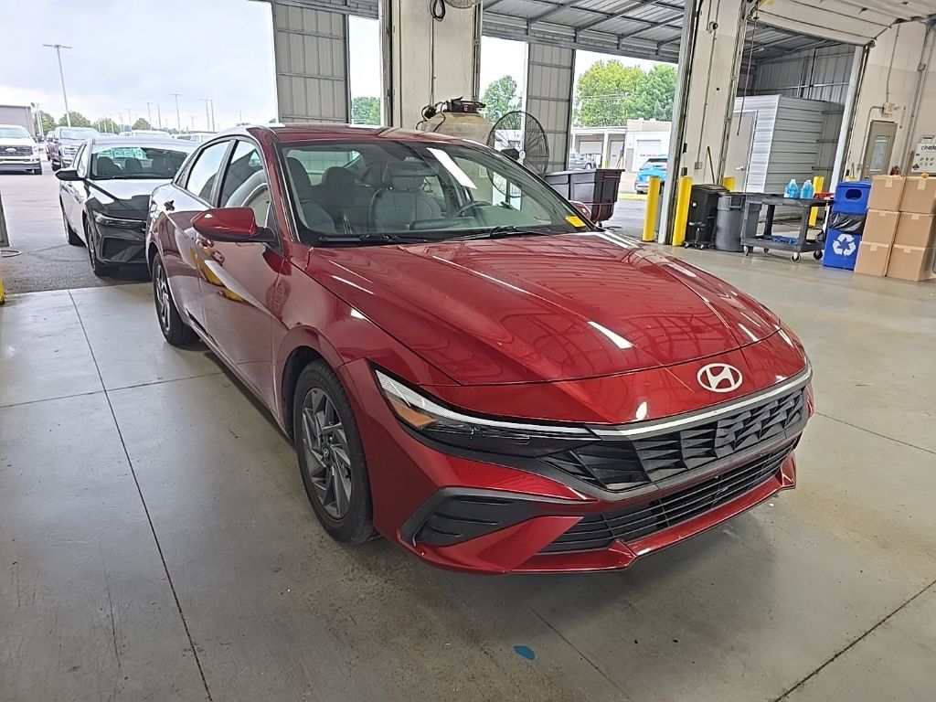 2024 Hyundai Elantra Rojo (Ultimate Red) Sedán Tracción delantera Transmisión variable continua