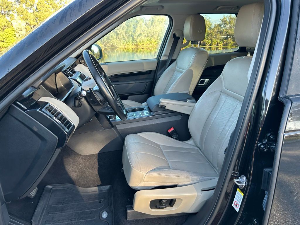 Thumbnail: 2018 Land Rover Discovery - 14