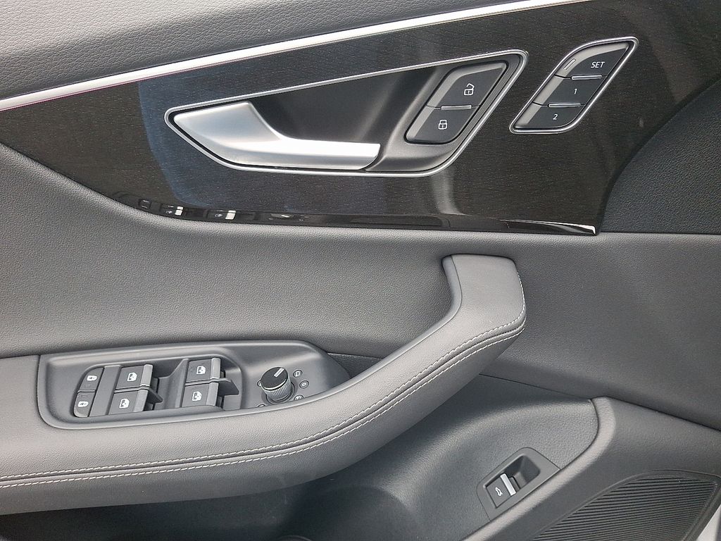 Thumbnail: 2025 Audi Q8 - 12
