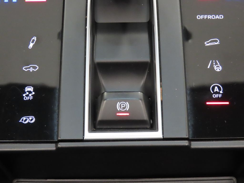 Thumbnail: 2022 Porsche Macan - 29