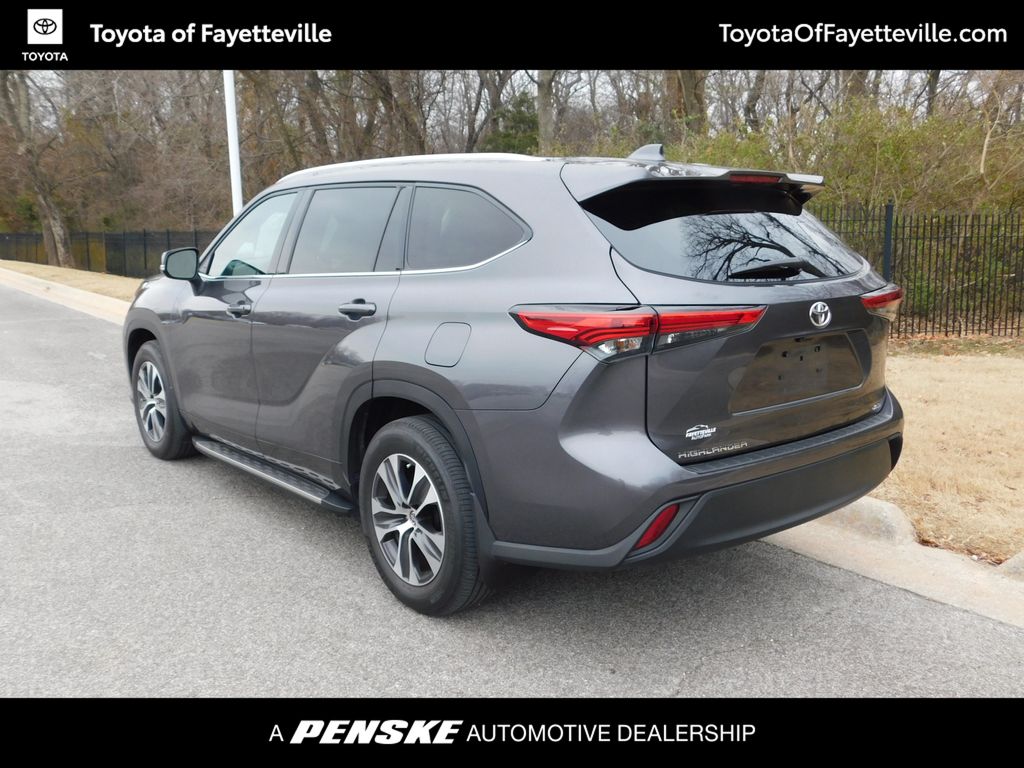 Thumbnail: 2022 Toyota Highlander - 10