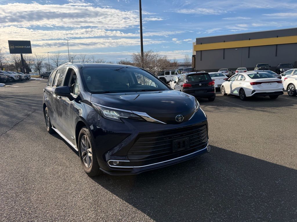 2021 Toyota Sienna XLE 7-Passenger FWD