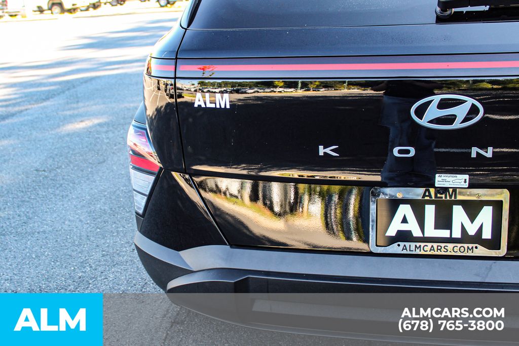 Used 2025 Black Hyundai SEL image 11