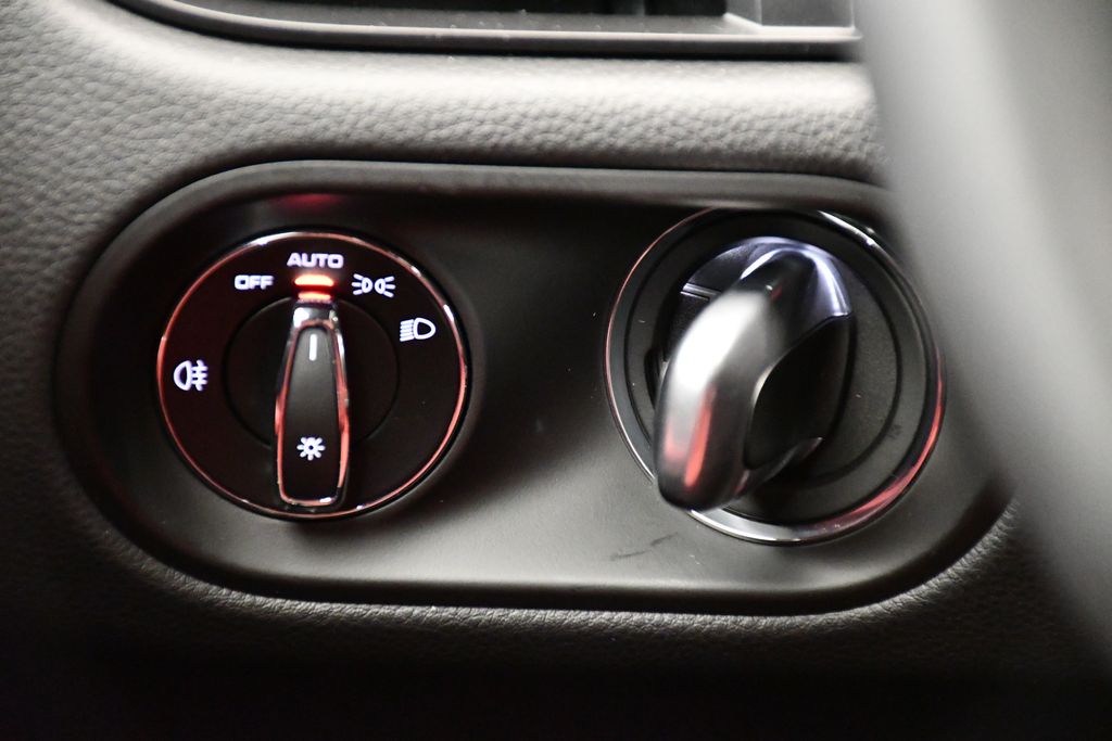 Thumbnail: 2025 Porsche Macan - 23