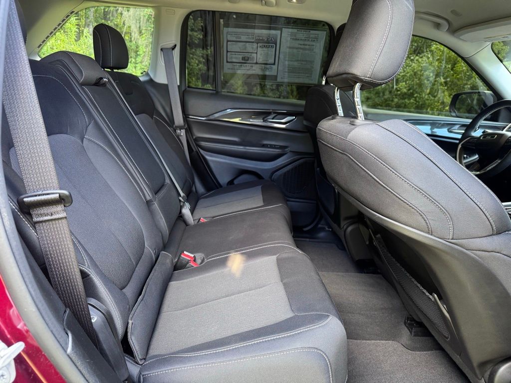2023 Jeep Grand Cherokee Laredo 4x2