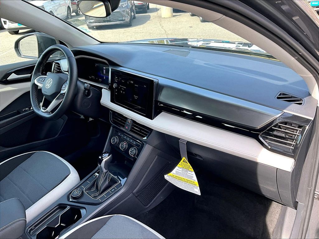 2025 Volkswagen Taos — photo 14