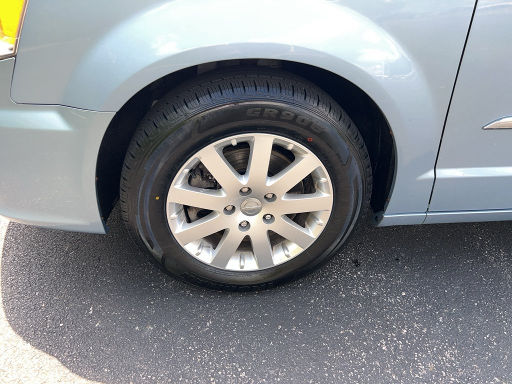 2013 Chrysler Town & Country Touring 9