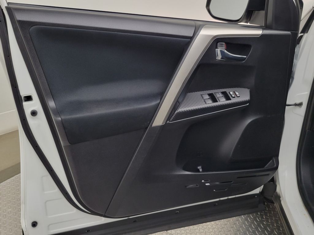 Thumbnail: 2015 Toyota RAV4 - 29