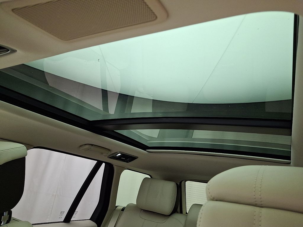 Thumbnail: 2021 Land Rover Range Rover - 15