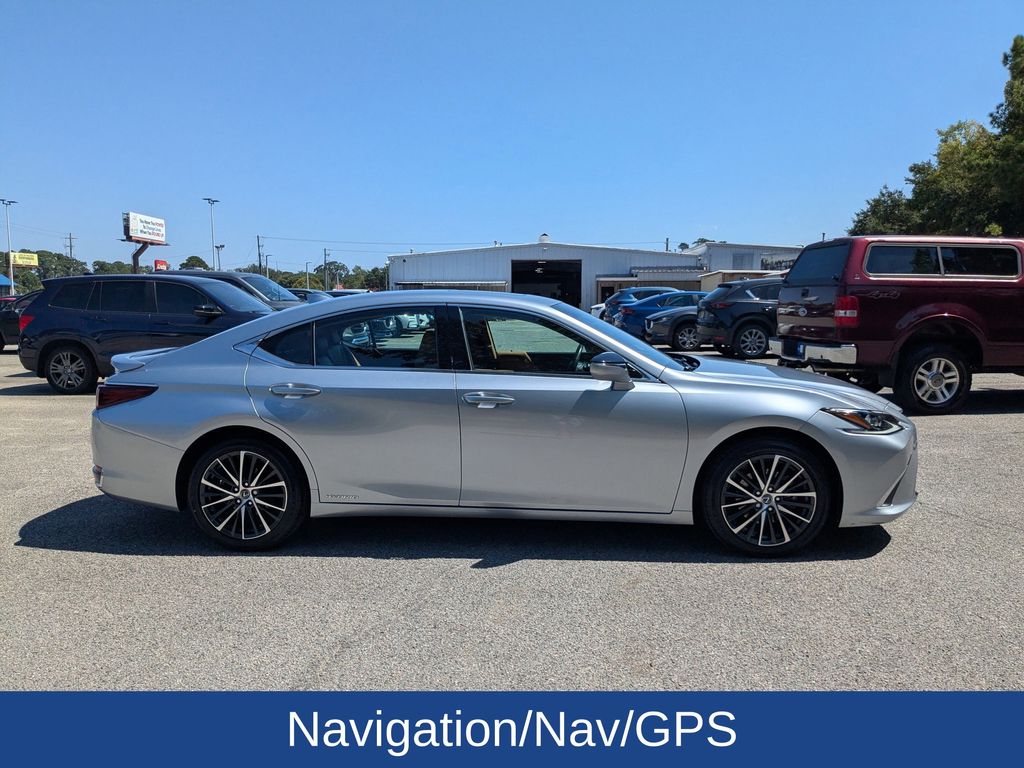 2022 Lexus ES 300h 